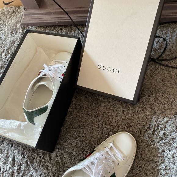 Gucci white shoes - Picture 2 of 3